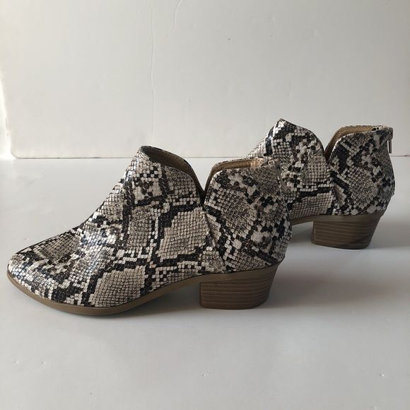 Express Women’s Chelsea Boot Faux Snake Skin Size 8 - Picture 7 of 13